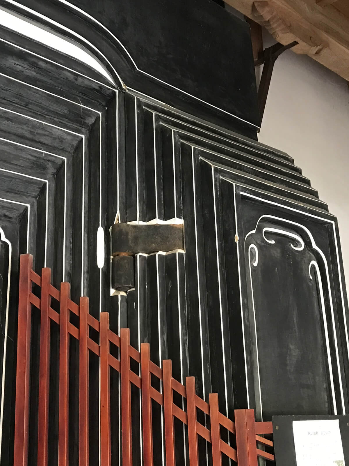 鎌鼬美術館、六段の掛け子の戸前。