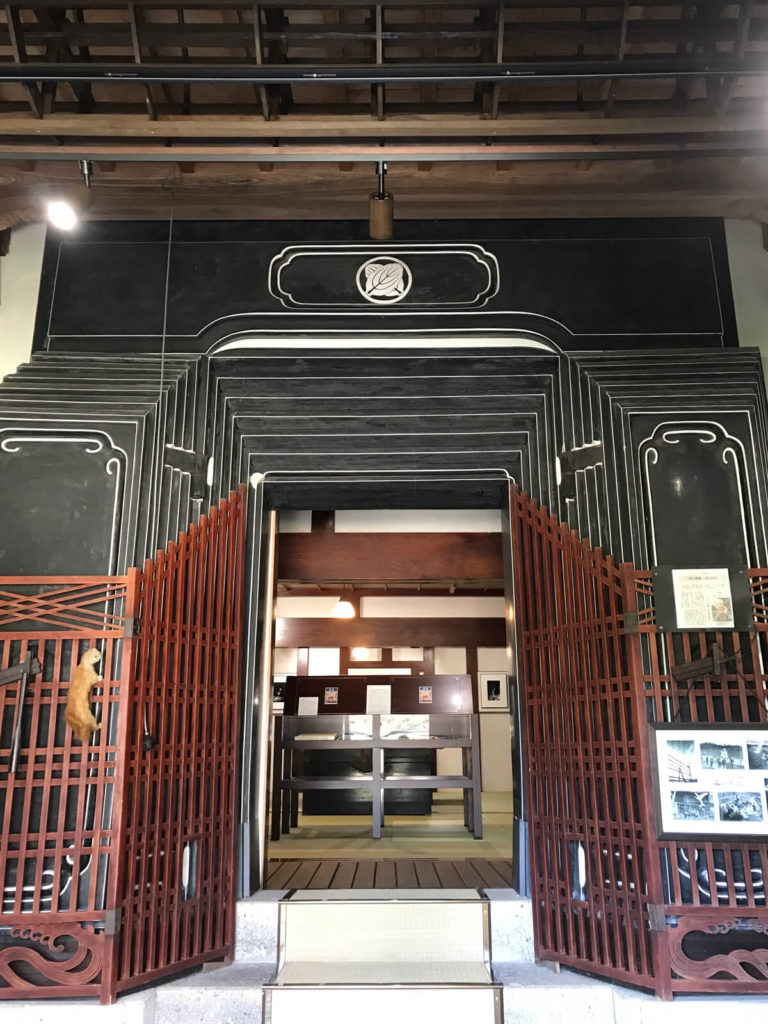 旧長谷山邸の磨き黒漆喰の蔵